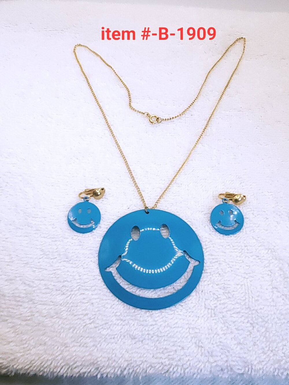 1 Gold Chain Necklaces w/m Clip on Earrings, item # B-1909, wt. 24 grams.